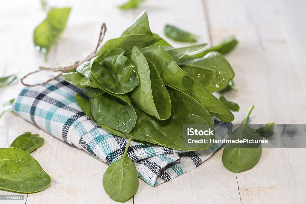 Pequeña porción de espinaca hojas - Foto de stock de Alimento libre de derechos