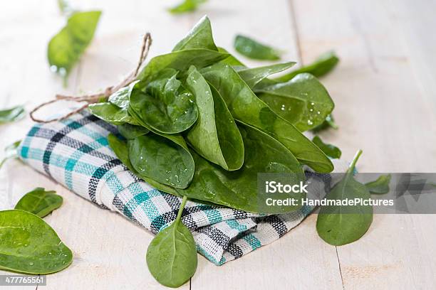 Pequeña Porción De Espinaca Hojas Foto de stock y más banco de imágenes de Alimento - Alimento, Aperitivo - Plato de comida, Comida sana