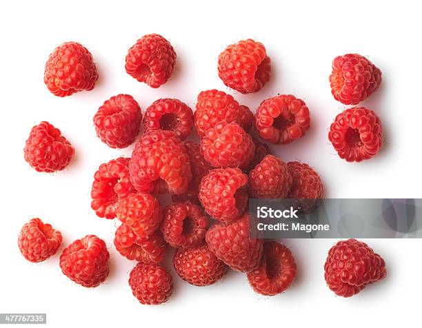 Rote Himbeeren Auf Weißem Hintergrund Stockfoto und mehr Bilder von Himbeere - Himbeere, Weißer Hintergrund, Abnehmen