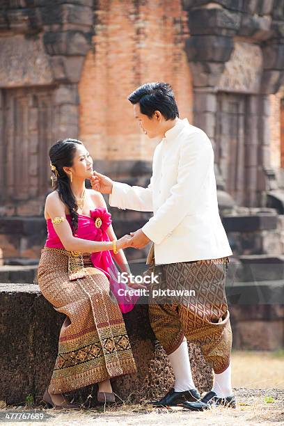 Junges Paar In Hochzeit Stockfoto und mehr Bilder von Anziehen - Anziehen, Asiatische Kultur, Asiatischer und Indischer Abstammung