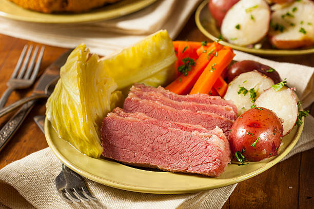 corned-beef e repolho caseira - dinner corned beef irish culture st patricks day - fotografias e filmes do acervo