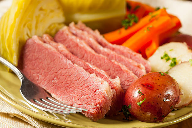 corned-beef e repolho caseira - dinner corned beef irish culture st patricks day - fotografias e filmes do acervo