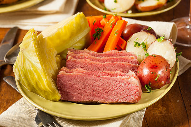 corned-beef e repolho caseira - dinner corned beef irish culture st patricks day - fotografias e filmes do acervo