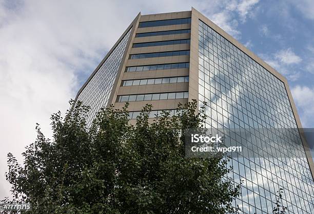 Wolken Spiegelt Auf Gebäude Stockfoto und mehr Bilder von Greenville - South Carolina - Greenville - South Carolina, Wolke, Abstrakt