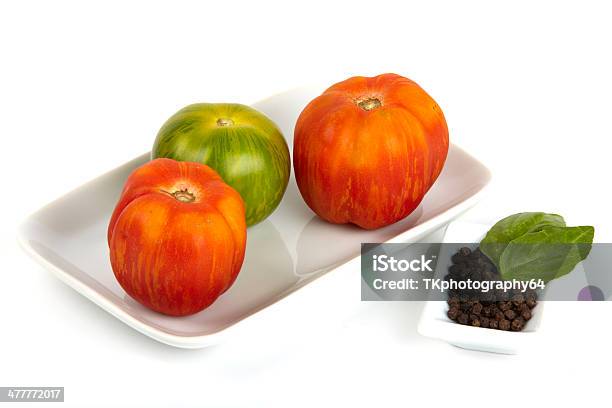 Photo libre de droit de Trois Tomates Organiques banque d'images et plus d'images libres de droit de Aliment - Aliment, Aliment cru, Basilic