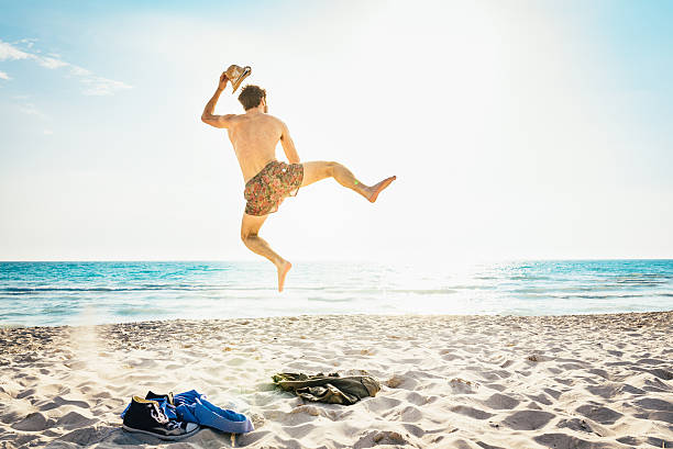 troppo stress, hai bisogno di una pausa. - men beach running shirtless foto e immagini stock