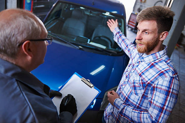 non è sempre perfetta - customer auto repair shop car mechanic foto e immagini stock