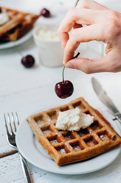 desayuno con grano entero wafles y crema batida - brussels waffle belgian waffle people fotografías e imágenes de stock