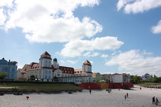 praia do baile de finalistas, binz, rügen ilha, mar báltico vista para a praia - binz imagens e fotografias de stock