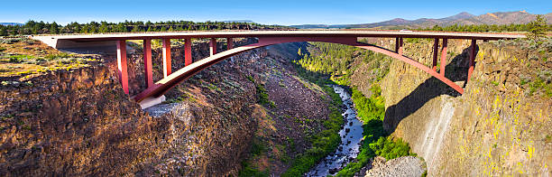 highway 97 bridge overpass でクルックト川、ベンド、オレゴンのパノラマ - crooked river ス��トックフォトと画像