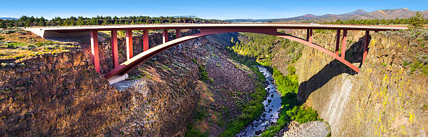 highway 97 most estakada w crooked river, pochylaj, oregon panorama - crooked river zdjęcia i obrazy z banku zdjęć