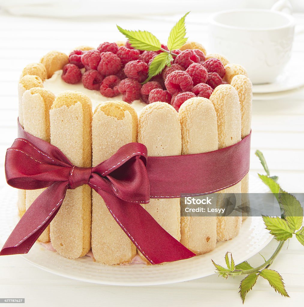 Torta "Charlotte" con lamponi e panna, messa a fuoco differenziale. - Foto stock royalty-free di Alimentazione non salutare