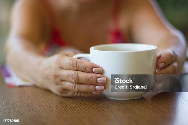 Mãos Segurando E Caneca De Café - Fotografias de stock e mais imagens de Adulto - Adulto, Alimentação Saudável, Ao Ar Livre