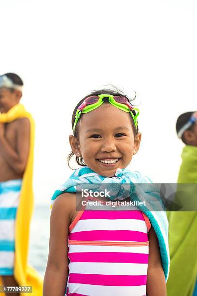 Foto de Crianças Na Praia e mais fotos de stock de Capa - Capa, Criança, Menina