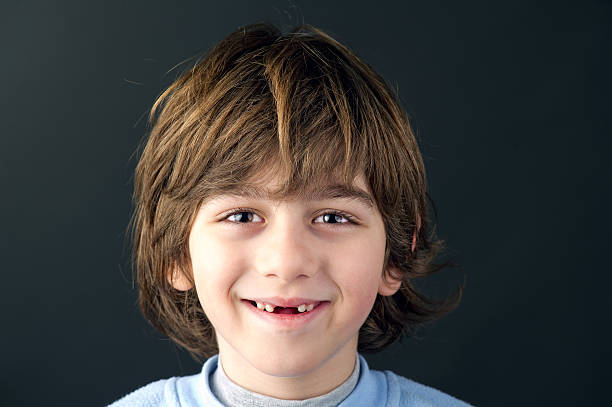 retrato de criança contra fundo cinza plano - toothless grin imagens e fotografias de stock