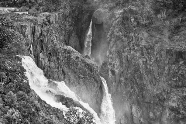 barron falls.  queensland, australia - cairns monsoon queensland waterfall fotografías e imágenes de stock