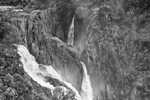 barron quedas.  queensland, austrália - cairns monsoon queensland waterfall imagens e fotografias de stock
