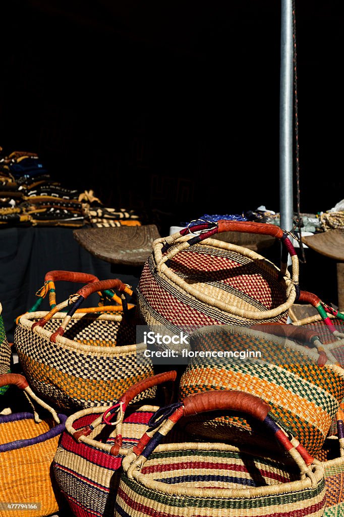 Cestas de arte africanas en Tucson Gem and Mineral Show - Foto de stock de 2015 libre de derechos