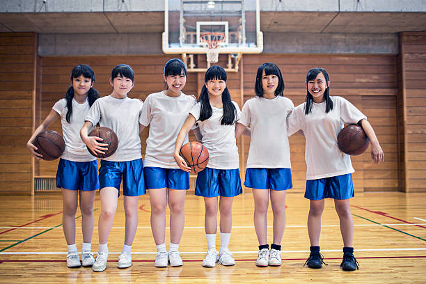basketball-mädchen team in der sporthalle - school gymnasium gym basketball court school stock-fotos und bilder