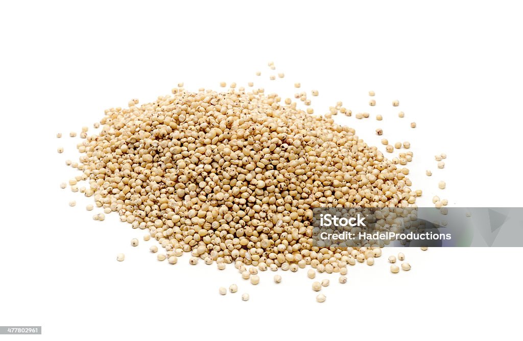 Sorgo granos sobre fondo blanco - Foto de stock de Sorgo libre de derechos