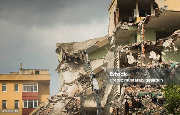 Photo libre de droit de Destruction Dun Vieux Bâtiment banque d'images et plus d'images libres de droit de Bâtiment vu de l'extérieur - Bâtiment vu de l'extérieur, Tremblement de terre, Construire