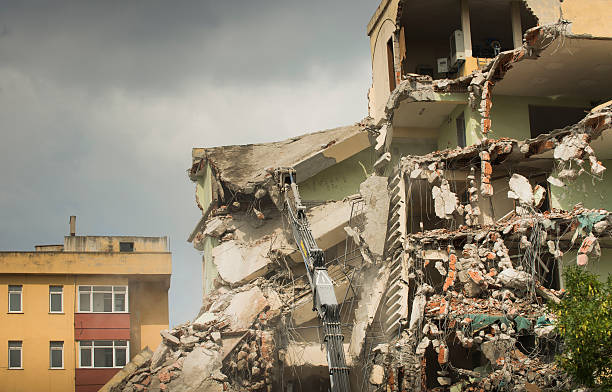 rozbiórka starego budynku. - bombing city earthquake disaster zdjęcia i obrazy z banku zdjęć