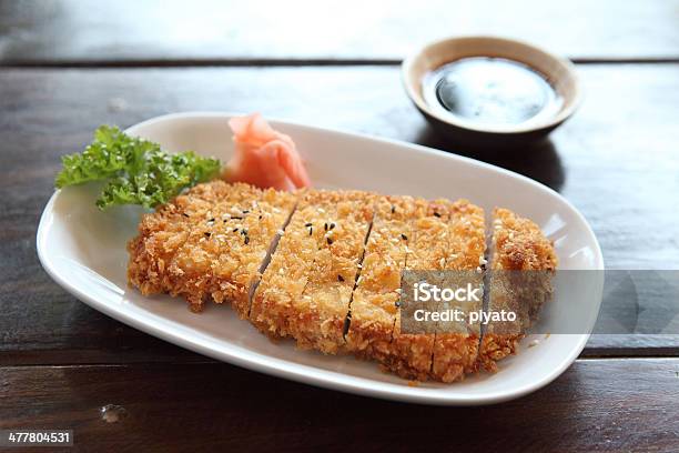 Tonkatsu De Porco Costeleta Na Mesa De Madeira - Fotografias de stock e mais imagens de Tonkatsu - Tonkatsu, Almoço, Carne