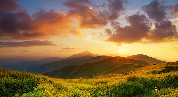 paisaje de montaña - meadow sunrise fog sky fotografías e imágenes de stock