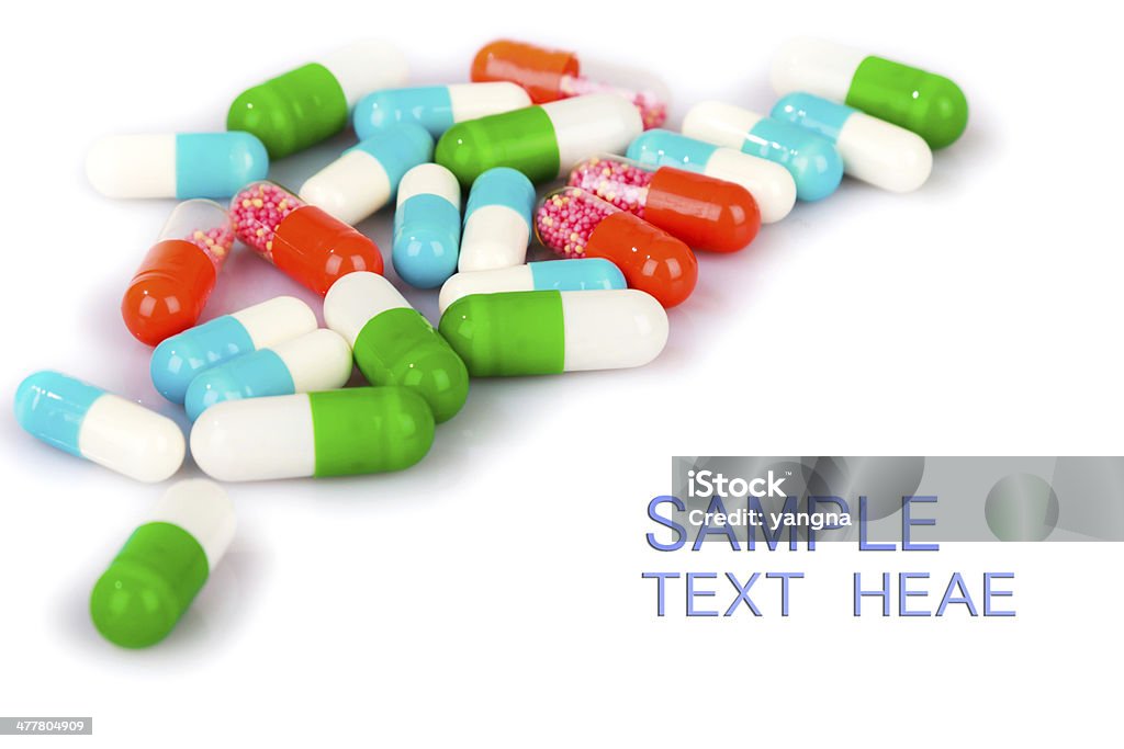 Comprimido de um frasco de comprimidos no fundo branco - Royalty-free Antibiótico Foto de stock