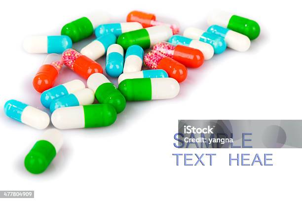 Comprimido De Um Frasco De Comprimidos No Fundo Branco - Fotografias de stock e mais imagens de Antibiótico