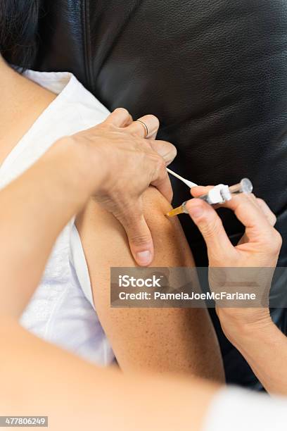 看護師の手ワクチン接種 - 2人のストックフォトや画像を多数ご用意 - 2人, アジアおよびインド民族, インフルエンザワクチン