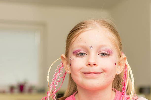 小さな女の子用のカーニバル - make up cosmetics make up brush brushing ストックフォトと画像