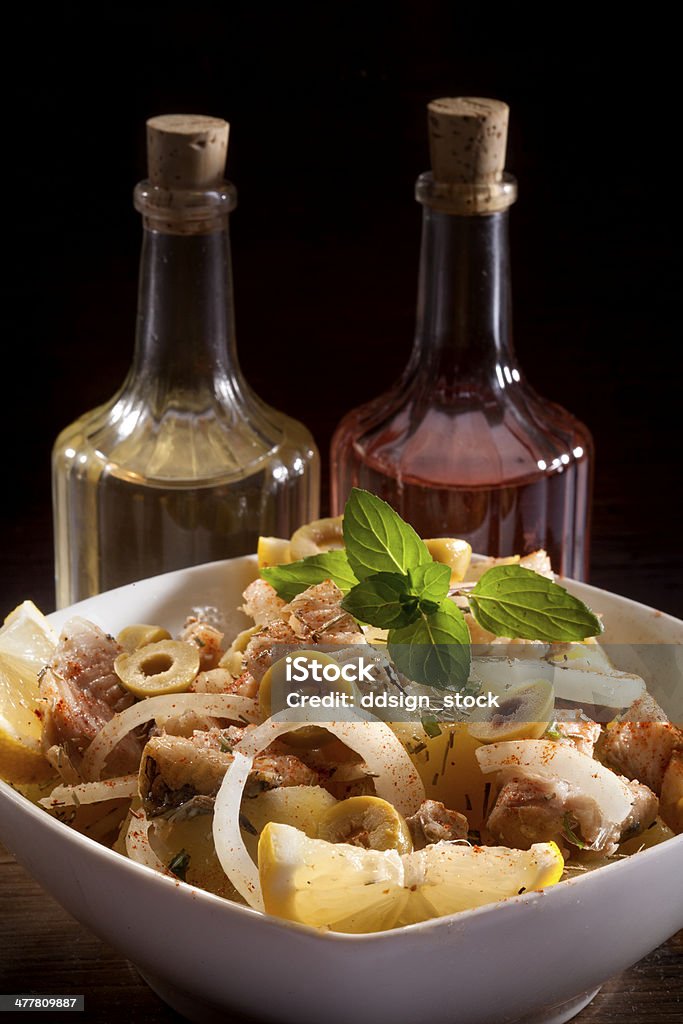 Poisson avec une salade de pommes de terre - Photo de Aliment libre de droits