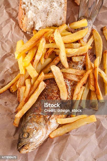 Fish And Chips Foto de stock y más banco de imágenes de Aceite para cocinar - Aceite para cocinar, Alimento, Amarillo - Color
