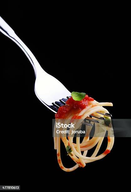 Spaghetti - Fotografie stock e altre immagini di Basilico - Basilico, Cena, Cibi e bevande