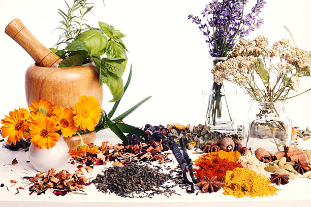 herbes et des épices - mortar and pestle lavender chamomile herb photos et images de collection