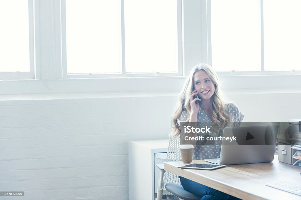 Attraente donna che lavora su un computer portatile. - Foto stock royalty-free di Lavoro a domicilio