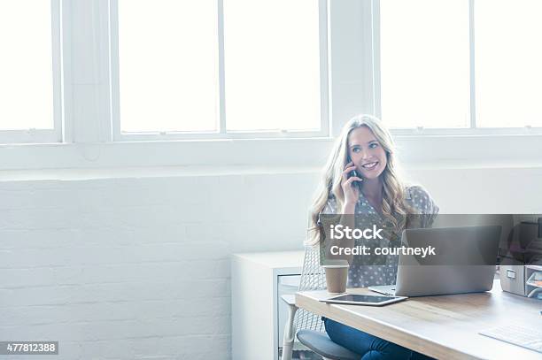 Attraente Donna Che Lavora Su Un Computer Portatile - Fotografie stock e altre immagini di Lavoro a domicilio