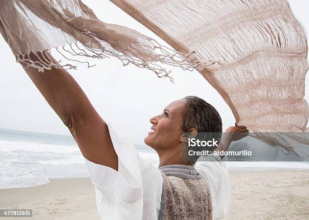 Starszy Kobieta Korzystanie Z Wind - zdjęcia stockowe i więcej obrazów Dojrzałe kobiety - Dojrzałe kobiety, Natura, Przyjemność
