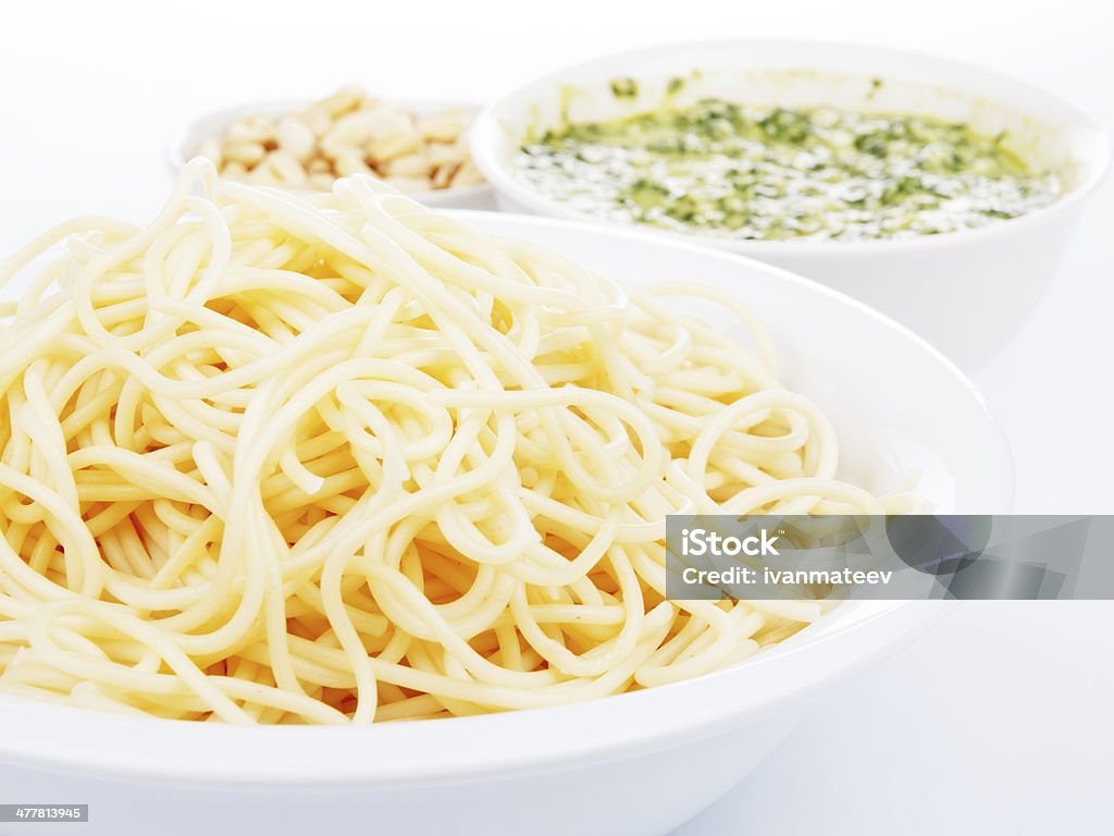 Spaghetti con salsa al pesto - Foto stock royalty-free di Ambientazione interna