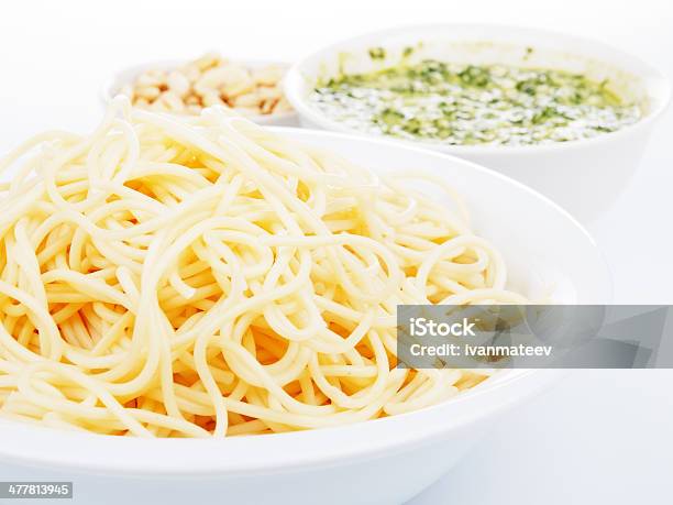 Spaghetti Con Salsa Al Pesto - Fotografie stock e altre immagini di Ambientazione interna - Ambientazione interna, Basilico, Cibi e bevande