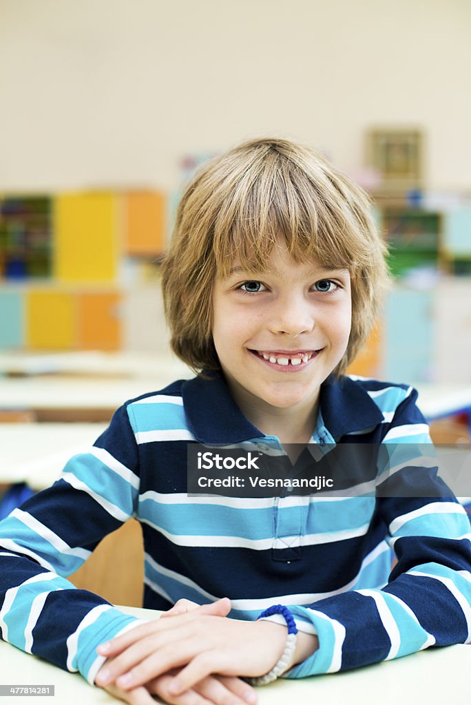 Écolier garçon en configuration salle de classe - Photo de 8-9 ans libre de droits