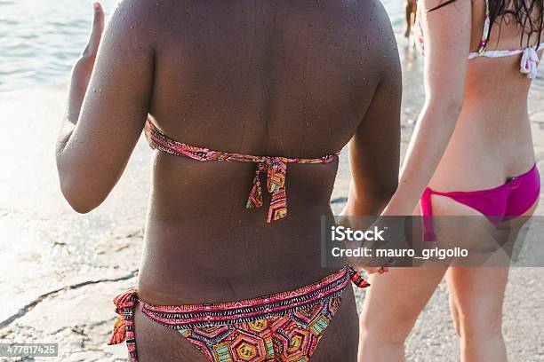 Zwei Frauen Bereit Zum Sprung Ins Meer Stockfoto und mehr Bilder von 18-19 Jahre - 18-19 Jahre, 20-24 Jahre, Afrikanischer Abstammung