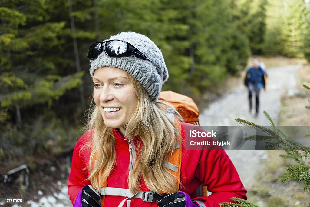 Paar Wanderer Wandern im Wald XXXL - Lizenzfrei Winter Stock-Foto