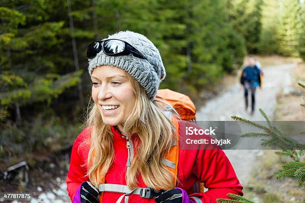 Paar Wanderer Wandern Im Wald Xxxl Stockfoto und mehr Bilder von Winter - Winter, Bewegung, Camping