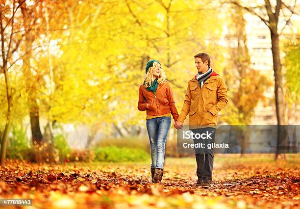 Feliz Casal Caminhar No Parque - Fotografias de stock e mais imagens de Andar - Andar, Descontrair, Outono