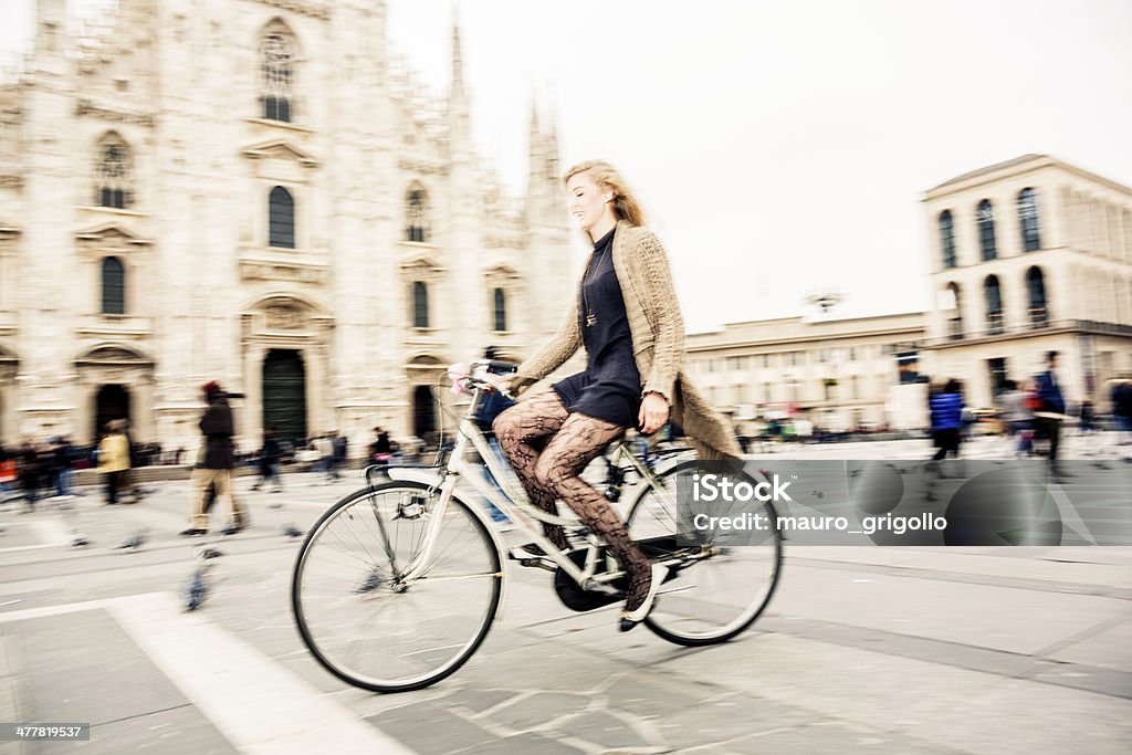 Mujer montando su bicicleta - Foto de stock de Ciudad libre de derechos