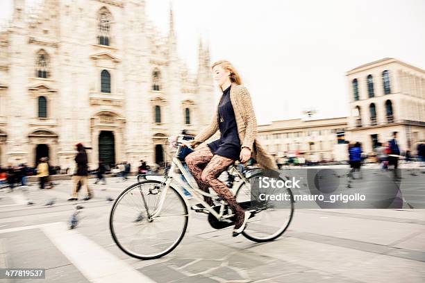 Mujer Montando Su Bicicleta Foto de stock y más banco de imágenes de Ciudad - Ciudad, Movimiento, Movimiento borroso