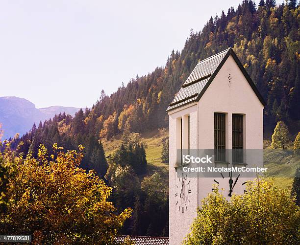 Szwajcarska Village Clock Tower Z Jesień Treetops - zdjęcia stockowe i więcej obrazów Krajobraz - Krajobraz, Alpy, Architektura