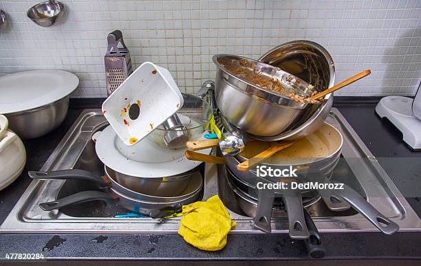 Dirty Und Backzubehör Auf Der Küche Stockfoto und mehr Bilder von Schmutzig - Schmutzig, Unhygienisch, Essgeschirr